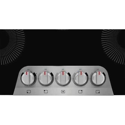 placa cocina eléctrica negra, botones de control en la parte frontal