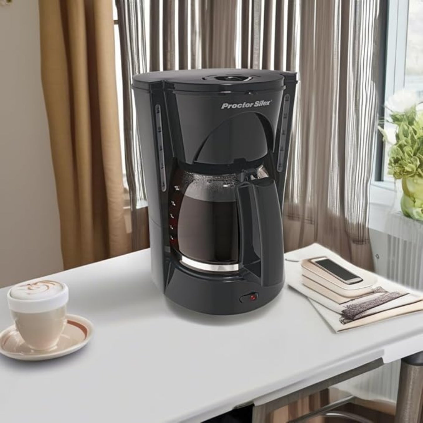 Cafetera 12 tazas negra Proctor Silex en cocina moderna con jarra de vidrio