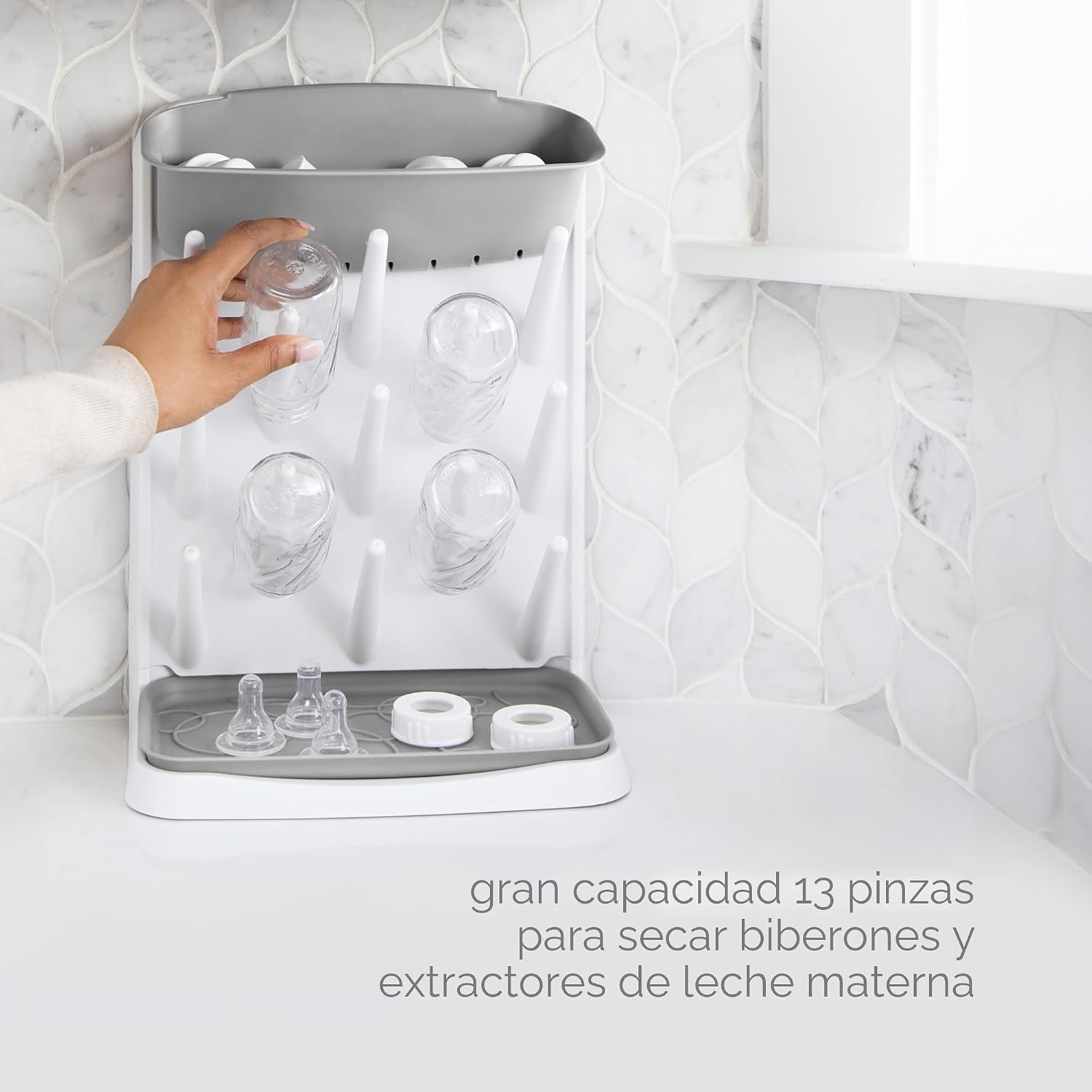 Secador de biberones UBBI blanco con 13 pinzas en cocina