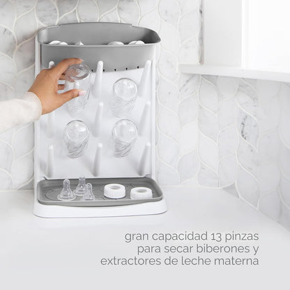 Secador de biberones UBBI blanco con 13 pinzas en cocina