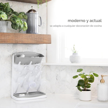 Secador de platos blanco moderno en cocina, elegante y funcional.