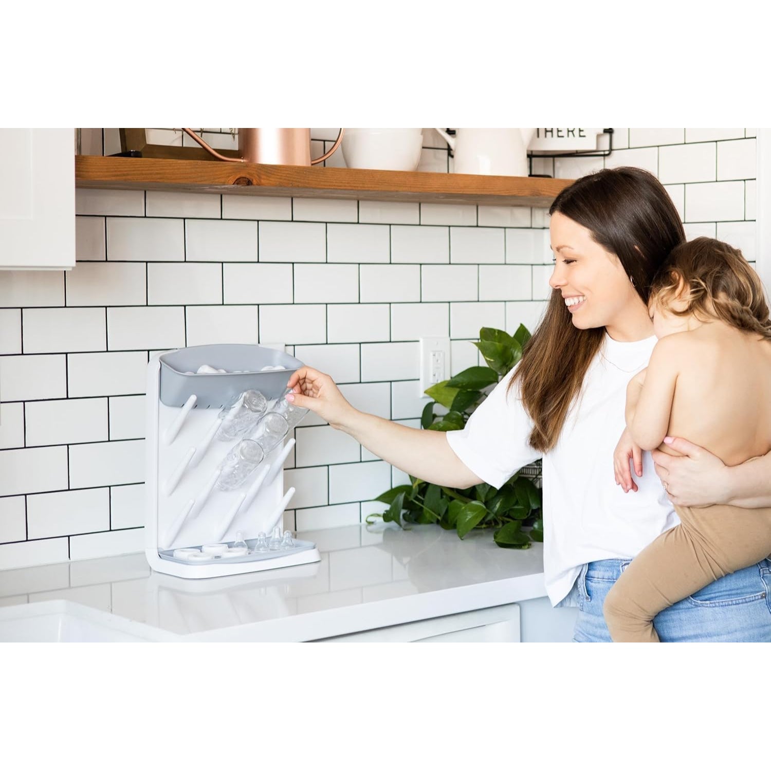 Dispensador de botellas UBBI blanco, vista frontal en cocina moderna