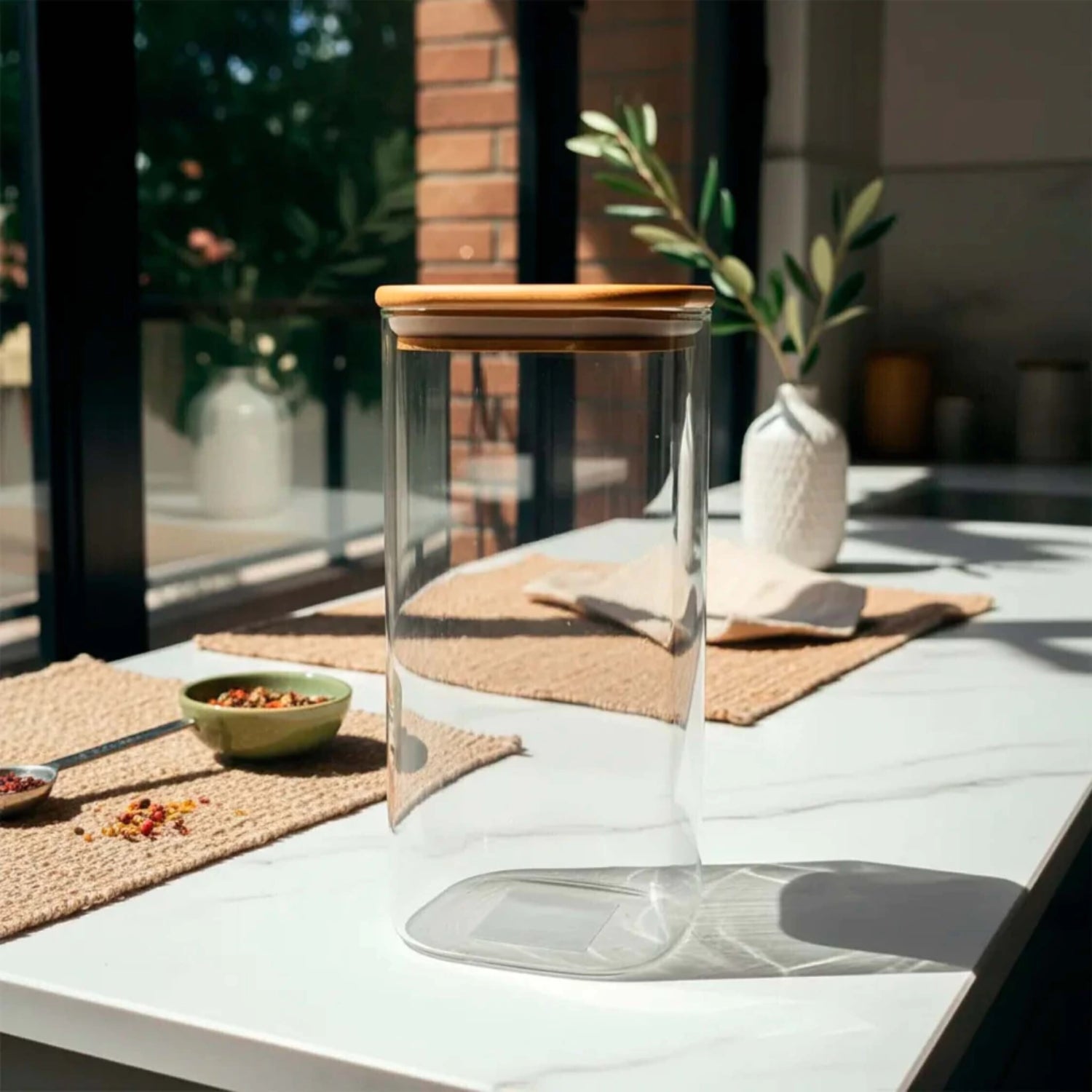 recipiente de vidrio con tapa, transparente, vista en cocina moderna, idea de almacenamiento