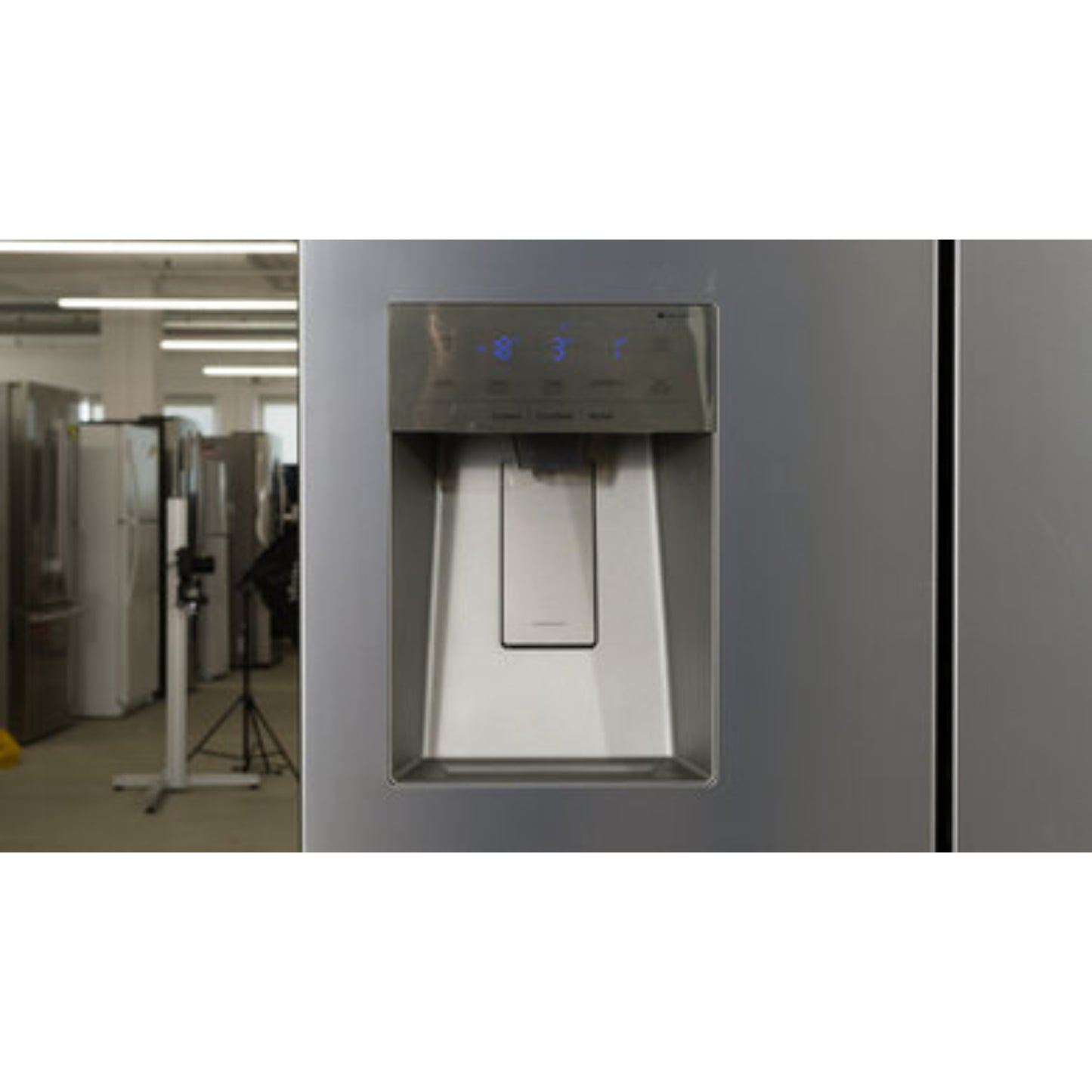 refrigerador HISENSE gris con dispensador de agua frontal