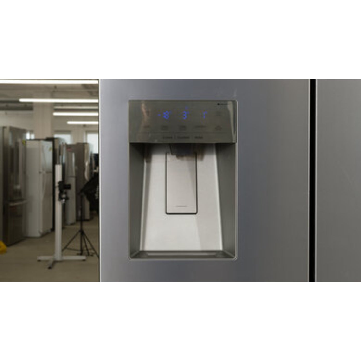 refrigerador HISENSE gris con dispensador de agua frontal