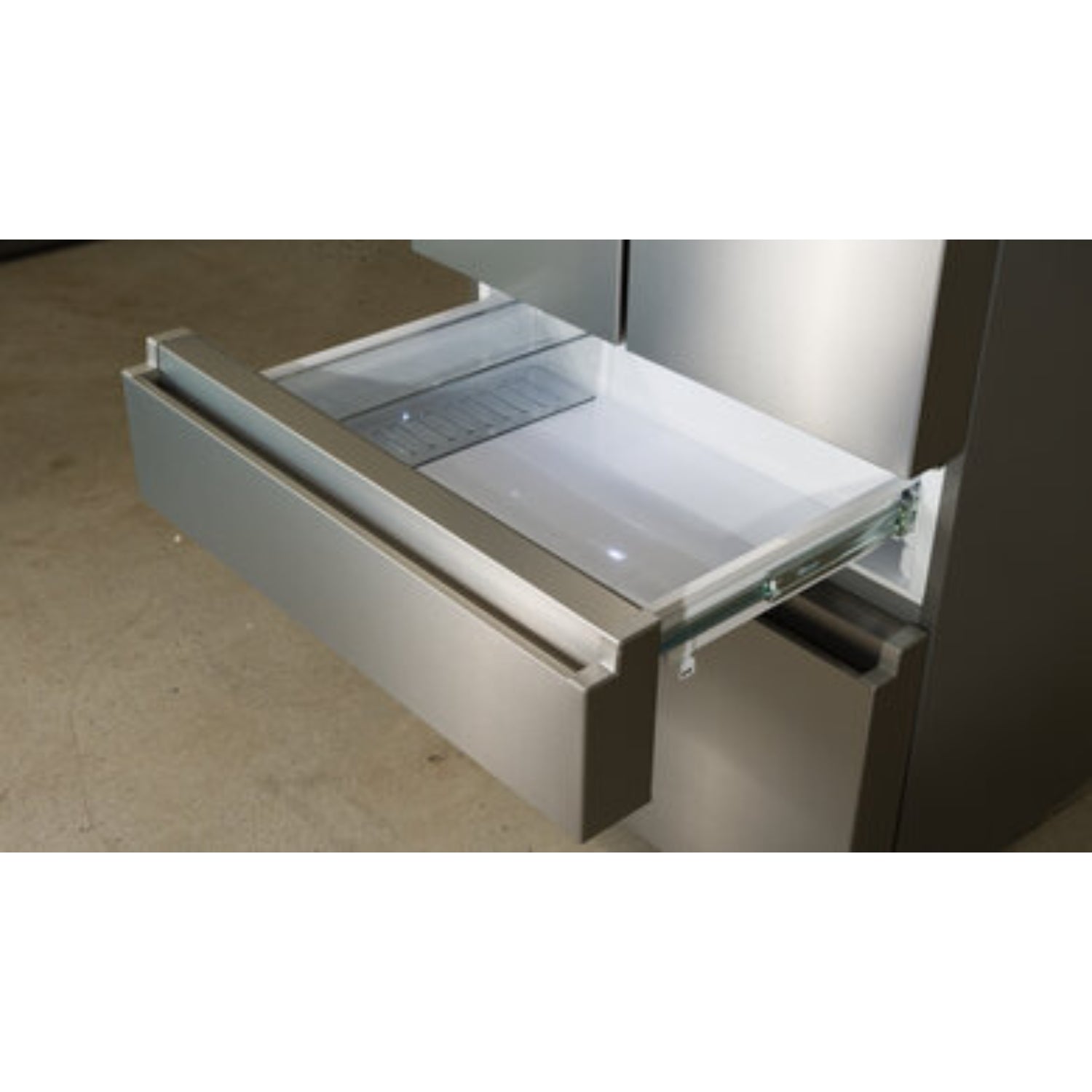 refrigerador HISENSE vista del cajón frontal, diseño moderno en acero inoxidable