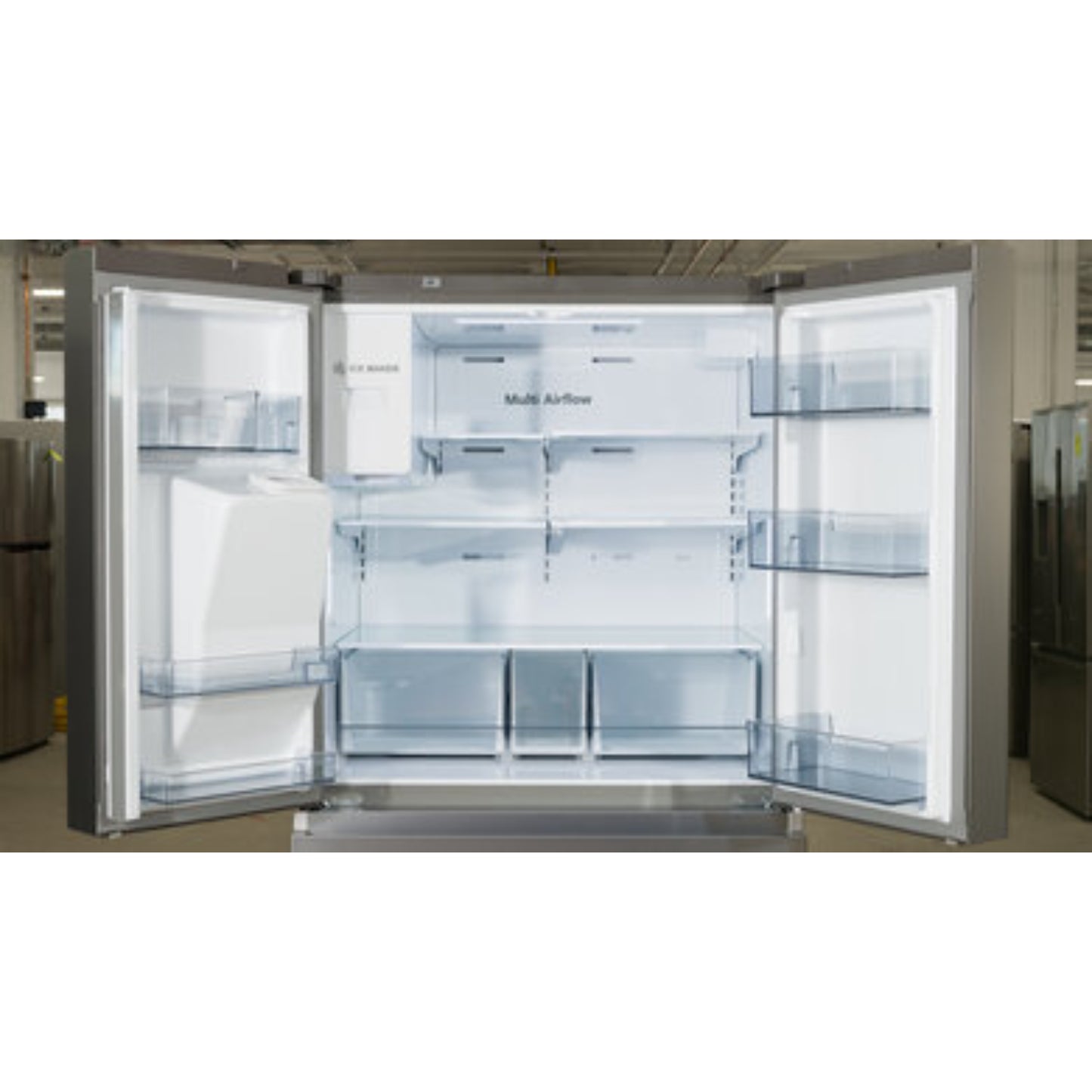 Refrigerador HISENSE frente abierto, luz interior y estantes transparentes
