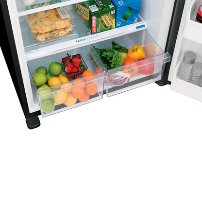 Refrigeradora Frigidaire silver con estantes de frutas y verduras organizadas en el interior