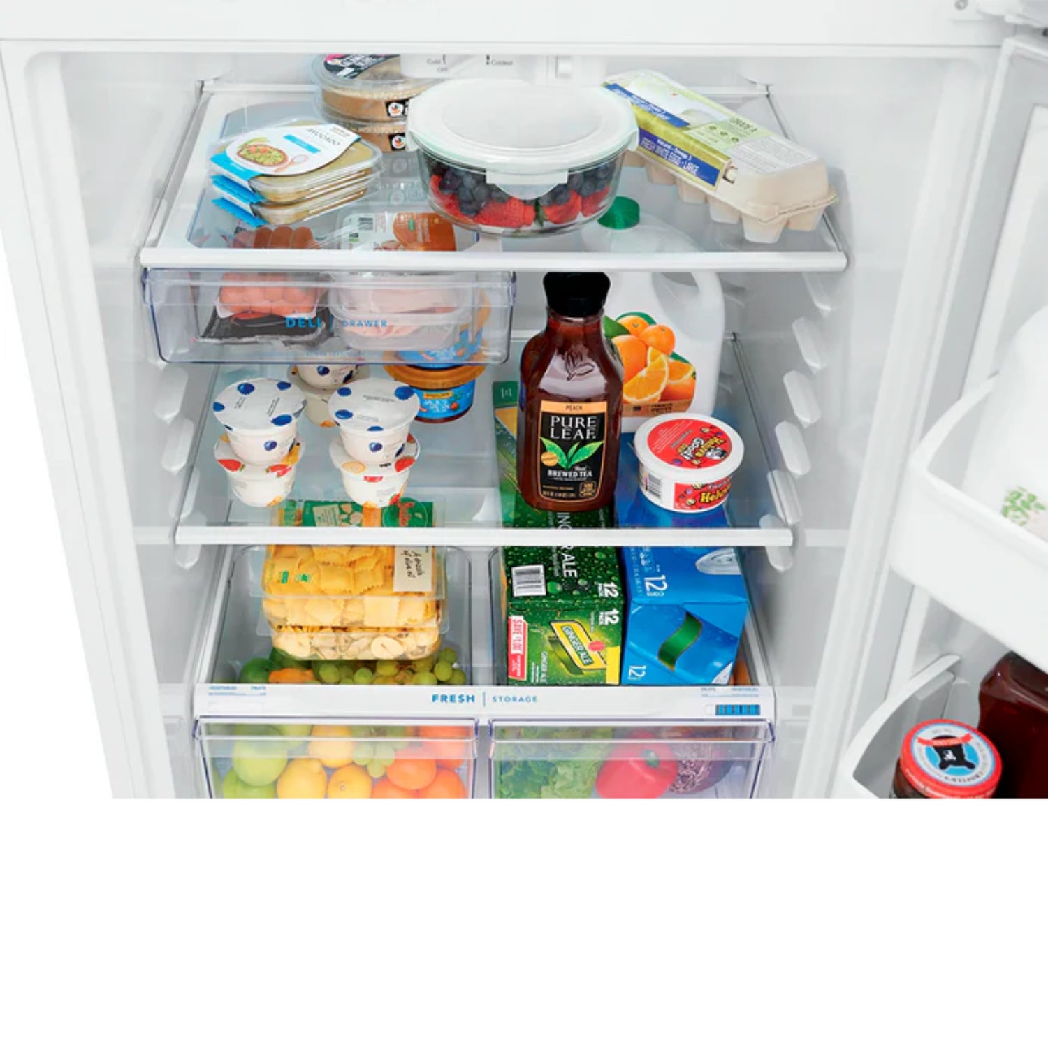 Refrigeradora Frigidaire silver con estantes organizados y alimentos frescos en el interior