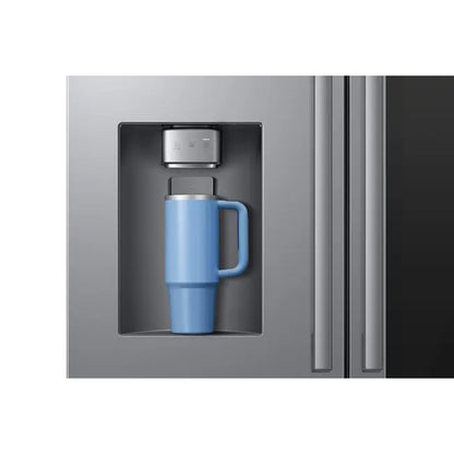 Refrigeradora Samsung gris con dispensador de agua frente a un vaso azul