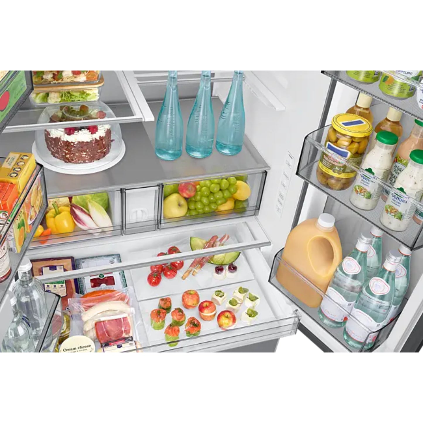 Refrigeradora Samsung con estantes llenos de alimentos y bebidas, vista interior