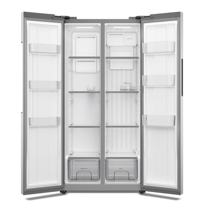 Refrigeradora moderna con dispensador de agua, vista frontal, interior vacío y estantes de vidrio.