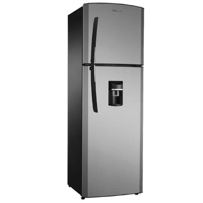 Refrigeradora MABE gris en vista frontal, con dispensador de agua