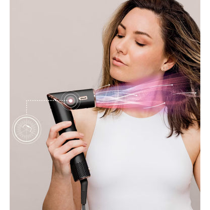 Rizador negro de SHARK en uso, creando ondas en cabello de mujer