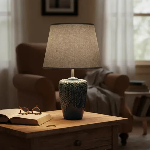 Lampaea de mesa blanca con hojas