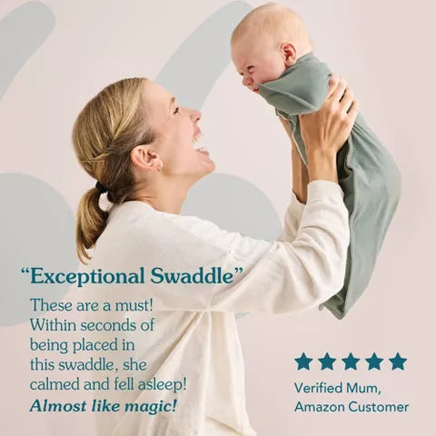 Swaddle verde de LOVE TO DREAM, madre sosteniendo al bebé felizmente.