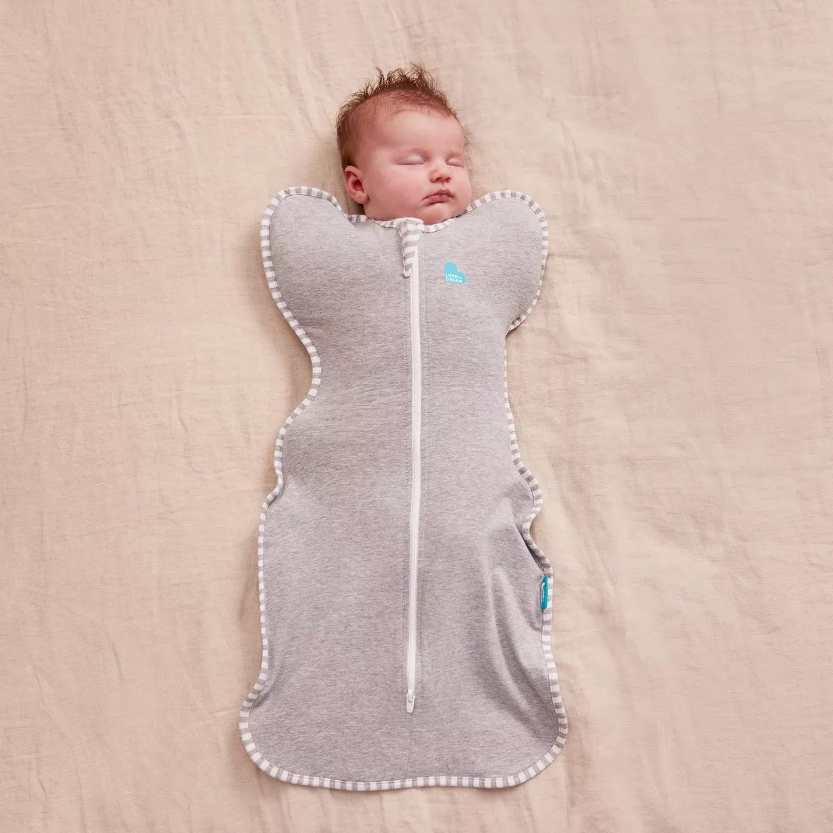 Swaddle gris claro, bebé durmiendo, vista frontal