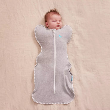 Swaddle gris claro, bebé durmiendo, vista frontal