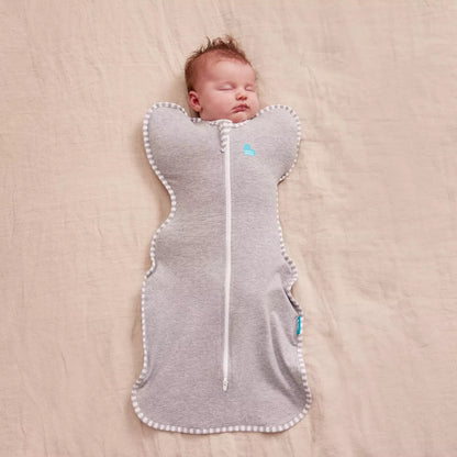 Swaddle gris claro, bebé durmiendo, vista frontal
