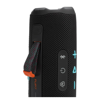Parlante JBL Flip 7 portátil Bluetooth en color negro con botones de control y correa lateral
