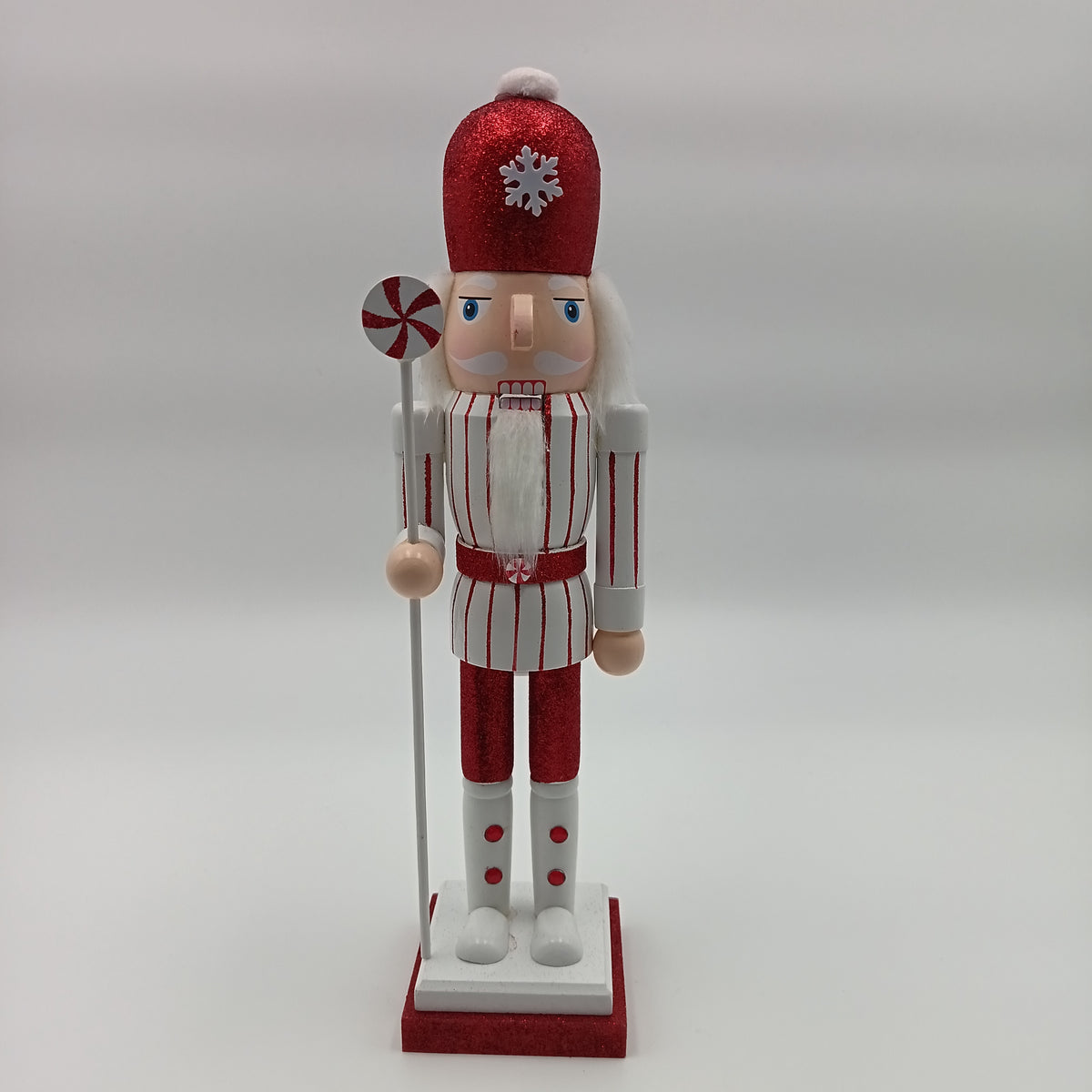 Set cascanuece decorativo rojo y blanco, vista frontal, ideal para Navidad