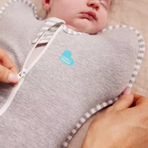 Swaddle gris LOVE TO DREAM, bebé dormido en la cuna