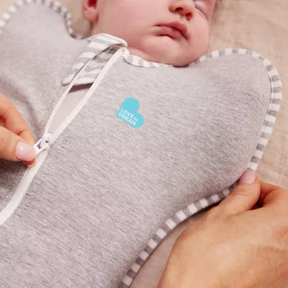 Swaddle gris LOVE TO DREAM, bebé dormido en la cuna
