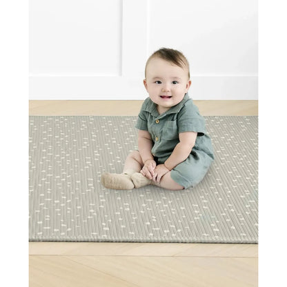 Alfombra de juego gris SKIP*HOP con diseño moderno, ideal para bebés