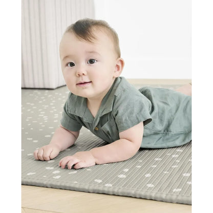 Alfombra gris con puntos, bebé jugando, sala de estar