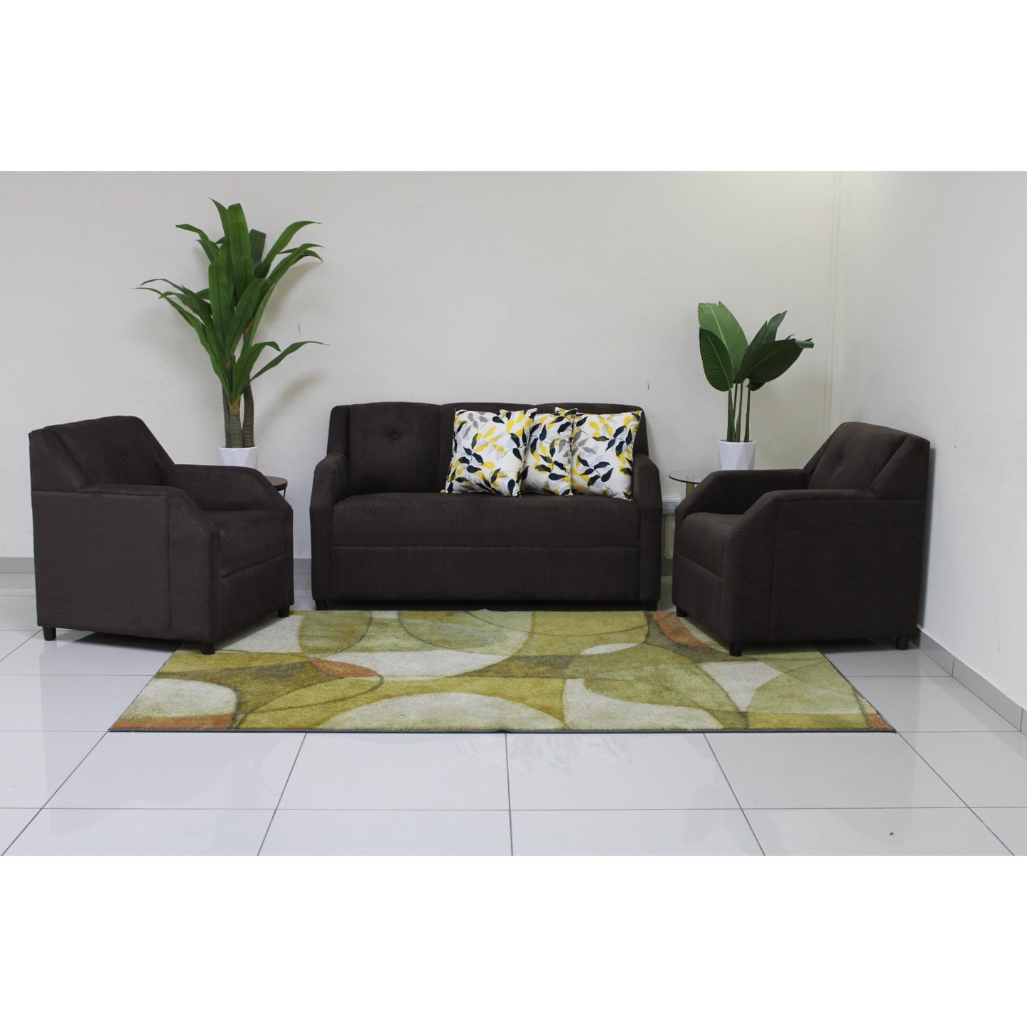 Conjunto de sala de estar moderna chocolate DIESA con sofá y dos sillones en ambiente minimalista