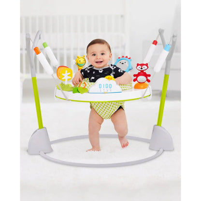 Saltador de bebé SKIP*HOP en verde con juguetes intercambiables y zona activa