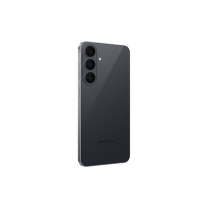 Celular Samsung negro, vista trasera con tres cámaras