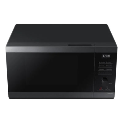 Microondas negro SAMSUNG, vista frontal en cocina moderna