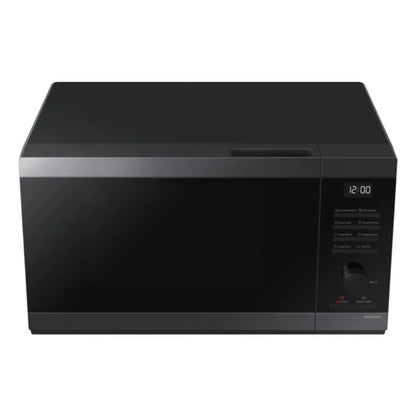 Microondas negro SAMSUNG, vista frontal en cocina moderna