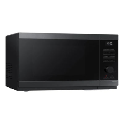 Microondas negro frontal, diseño moderno para uso en cocina