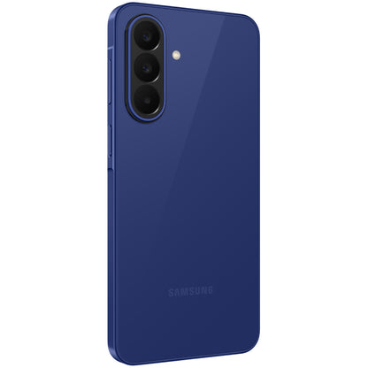 Smartphone Samsung azul, vista trasera con tres cámaras y diseño elegante