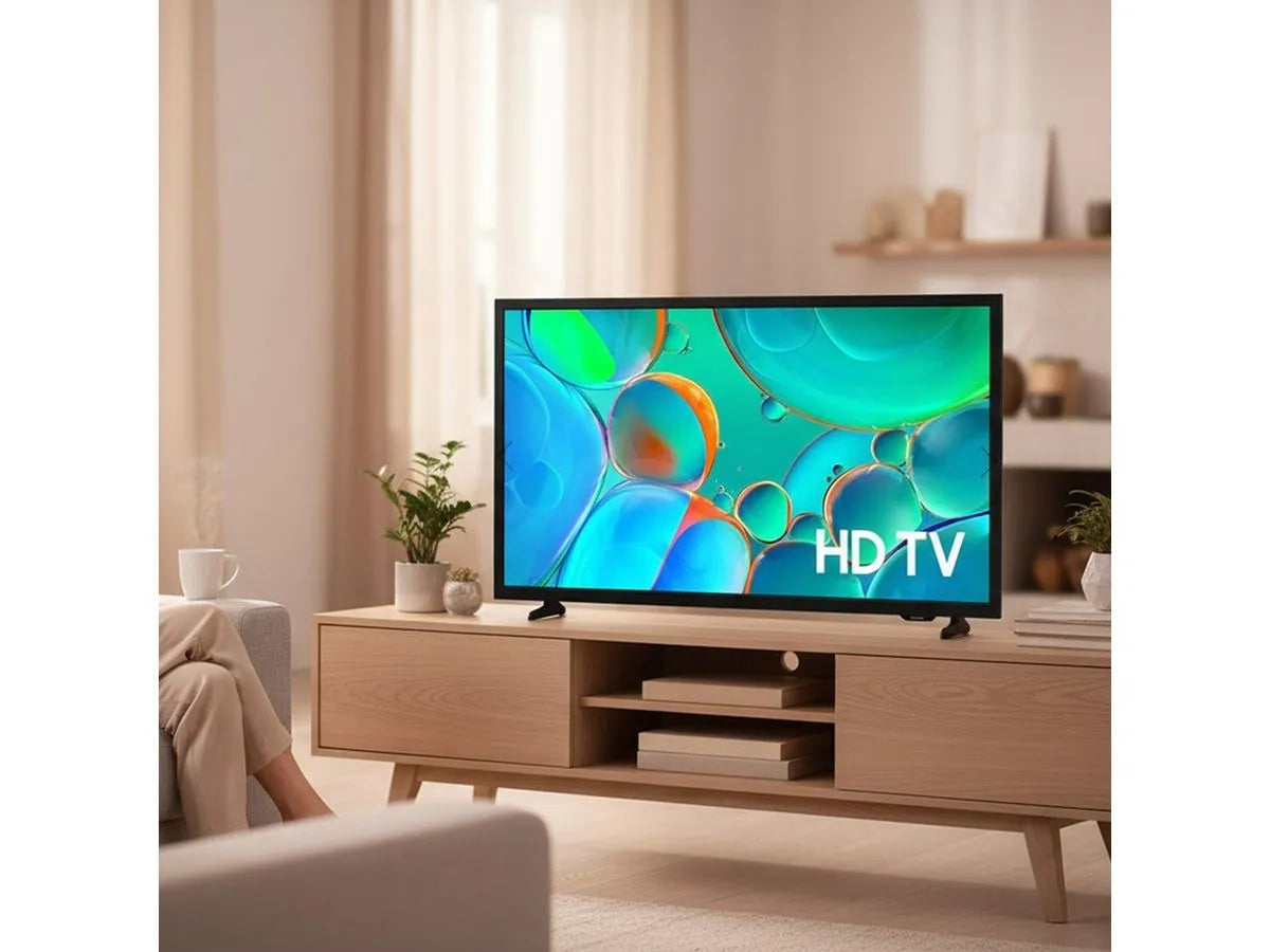 Televisor Samsung 32 pulgadas smart en un salón moderno con colores vibrantes y texto de HDTV