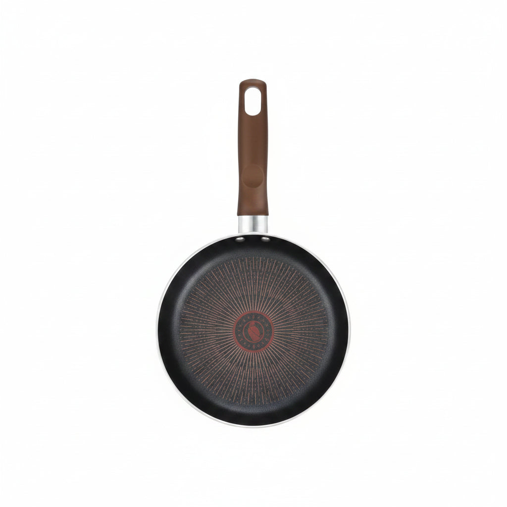 sartén negra con diseño en el fondo, vista frontal, cocina moderna