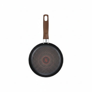 sartén negra con diseño en el fondo, vista frontal, cocina moderna