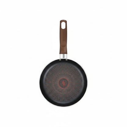 sartén negra con diseño en el fondo, vista frontal, cocina moderna