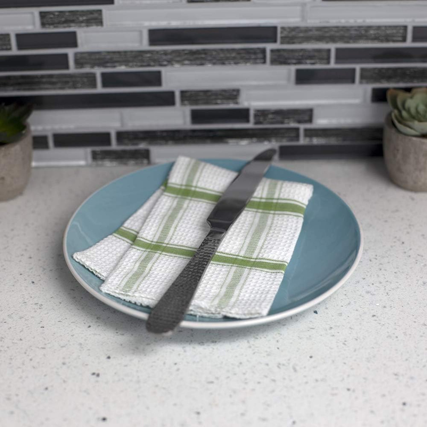 Plato azul con servilleta a rayas y cuchillo, ideal para set cuchillos de cocina