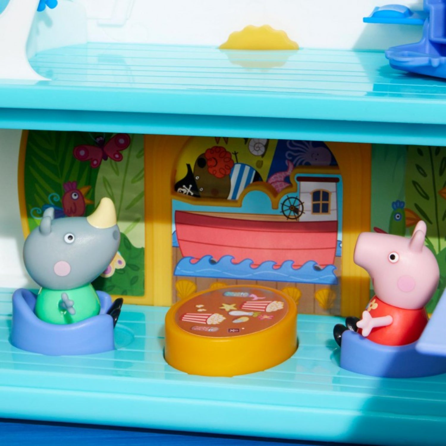 Set juego de mesa Peppa Pig, figuritas en sala de juegos, colorido y divertido