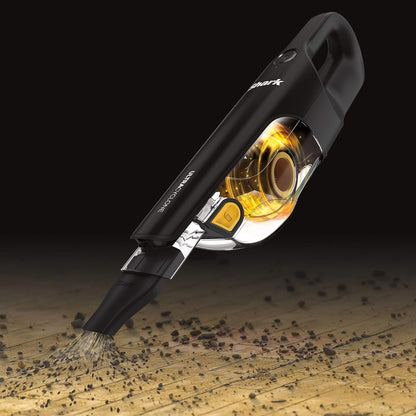 Aspiradora sin cable Shark negra, vista lateral en acción sobre superficie sucia