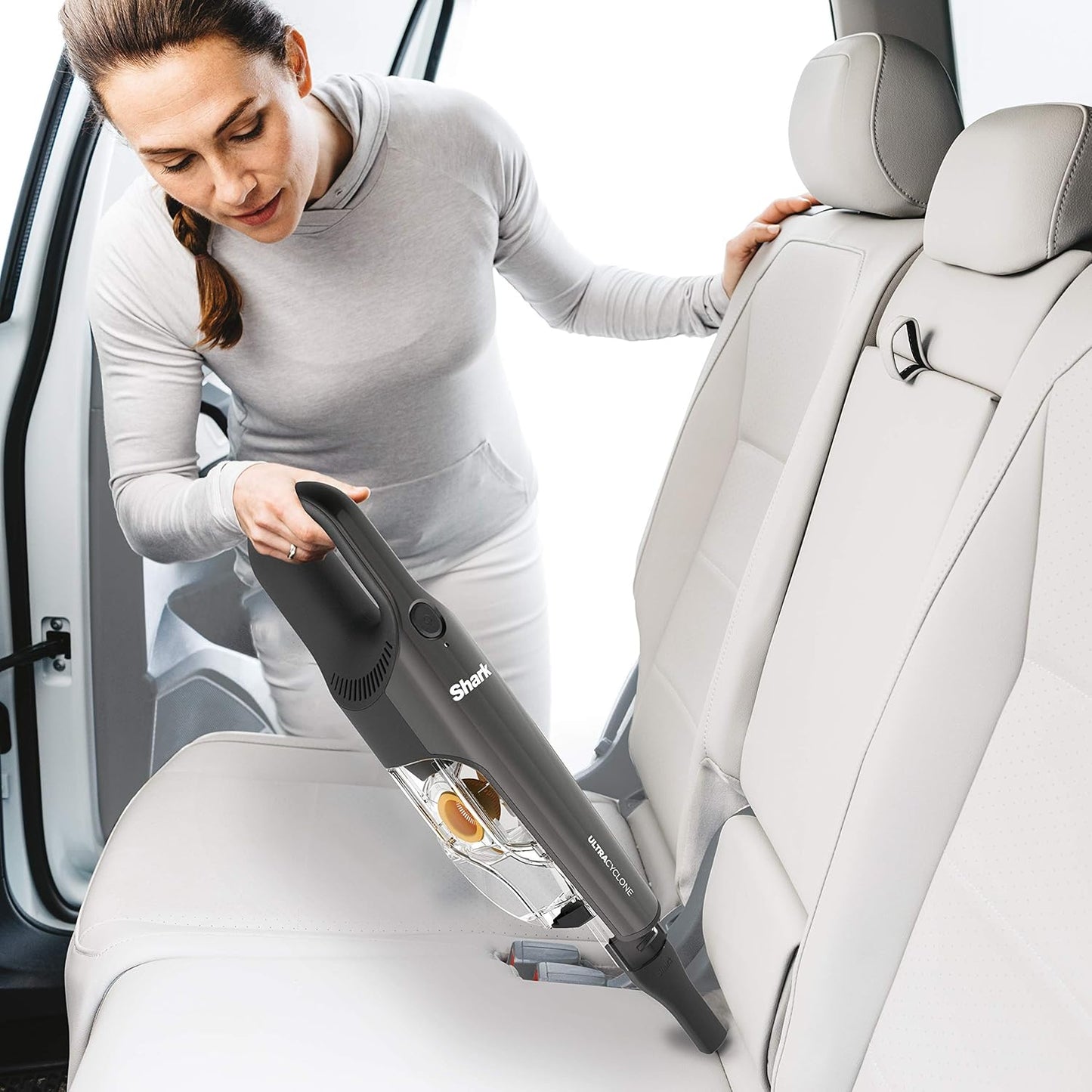 Aspiradora sin cable Shark negra, limpiando asientos de auto