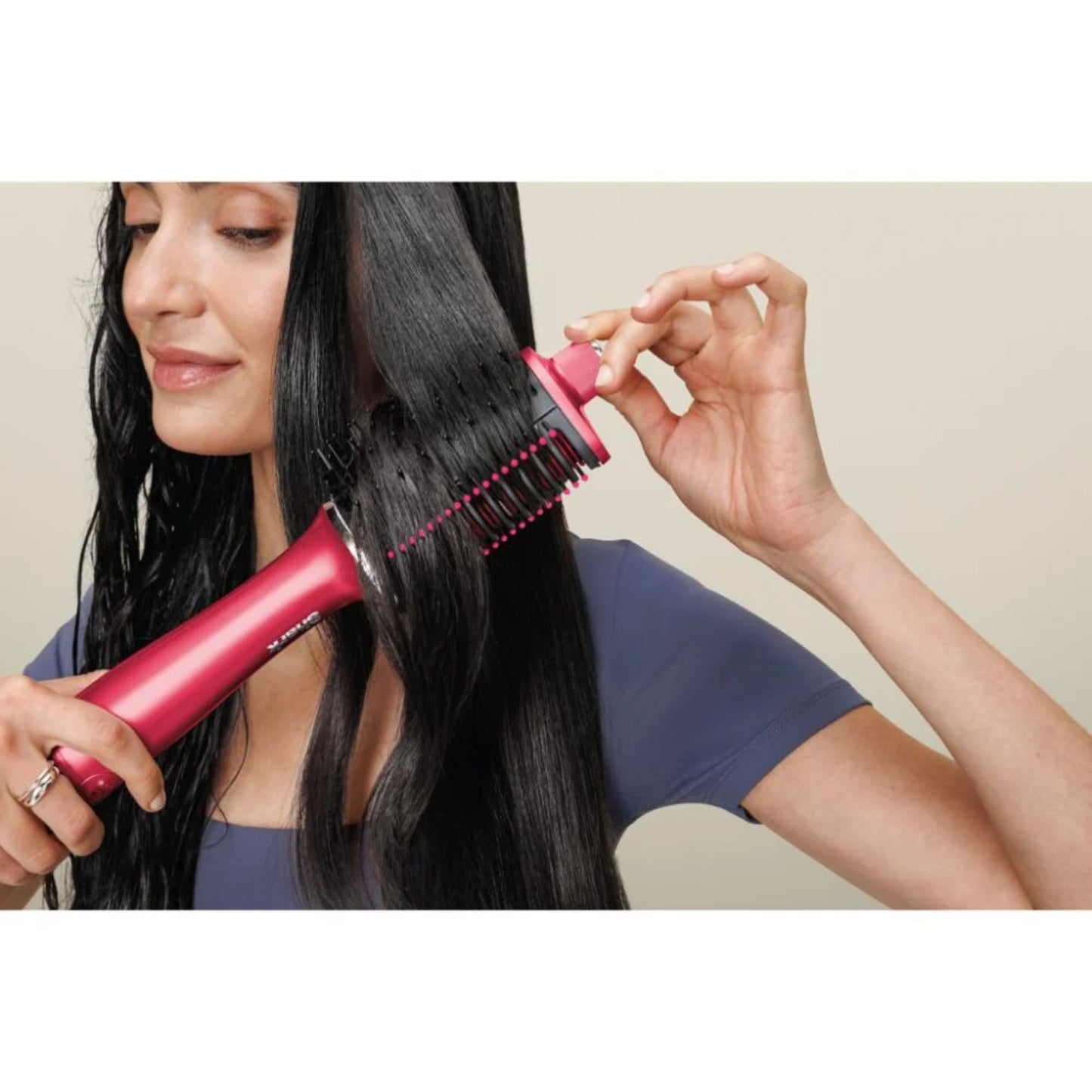 Secador de cabello rosa, vista lateral, alisando el cabello en casa