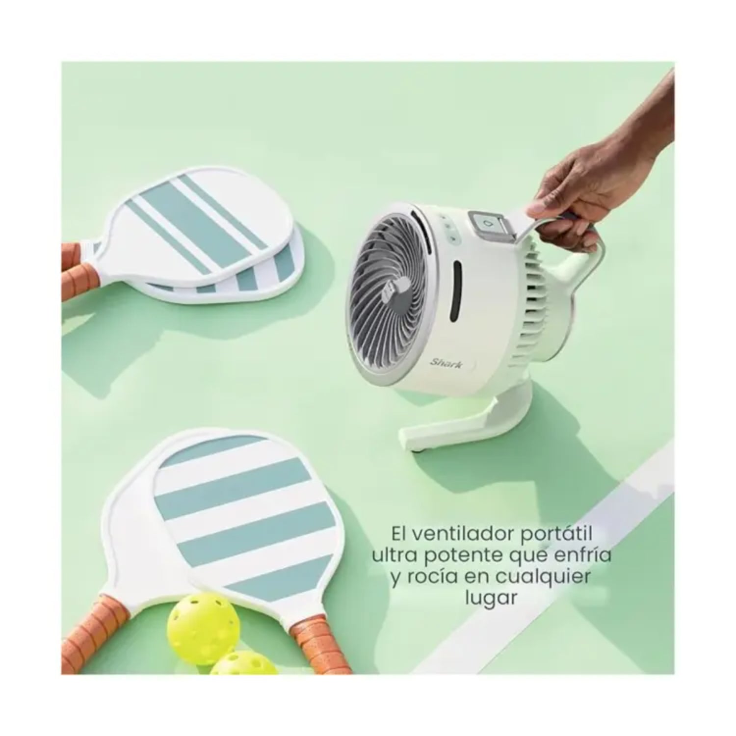 Ventilador portátil blanco en el exterior, ideal para refrescar en cualquier lugar