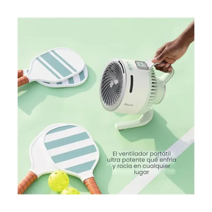 Ventilador portátil blanco en el exterior, ideal para refrescar en cualquier lugar