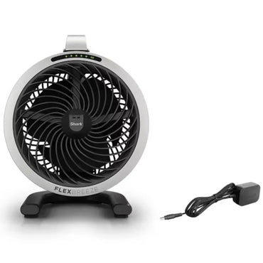 Ventilador Shark FlexBreeze negro, vista frontal con adaptador de energía
