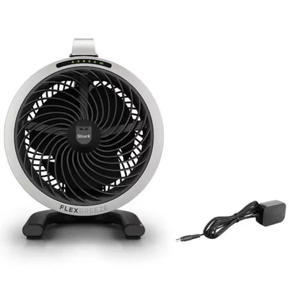 Ventilador Shark FlexBreeze negro, vista frontal con adaptador de energía