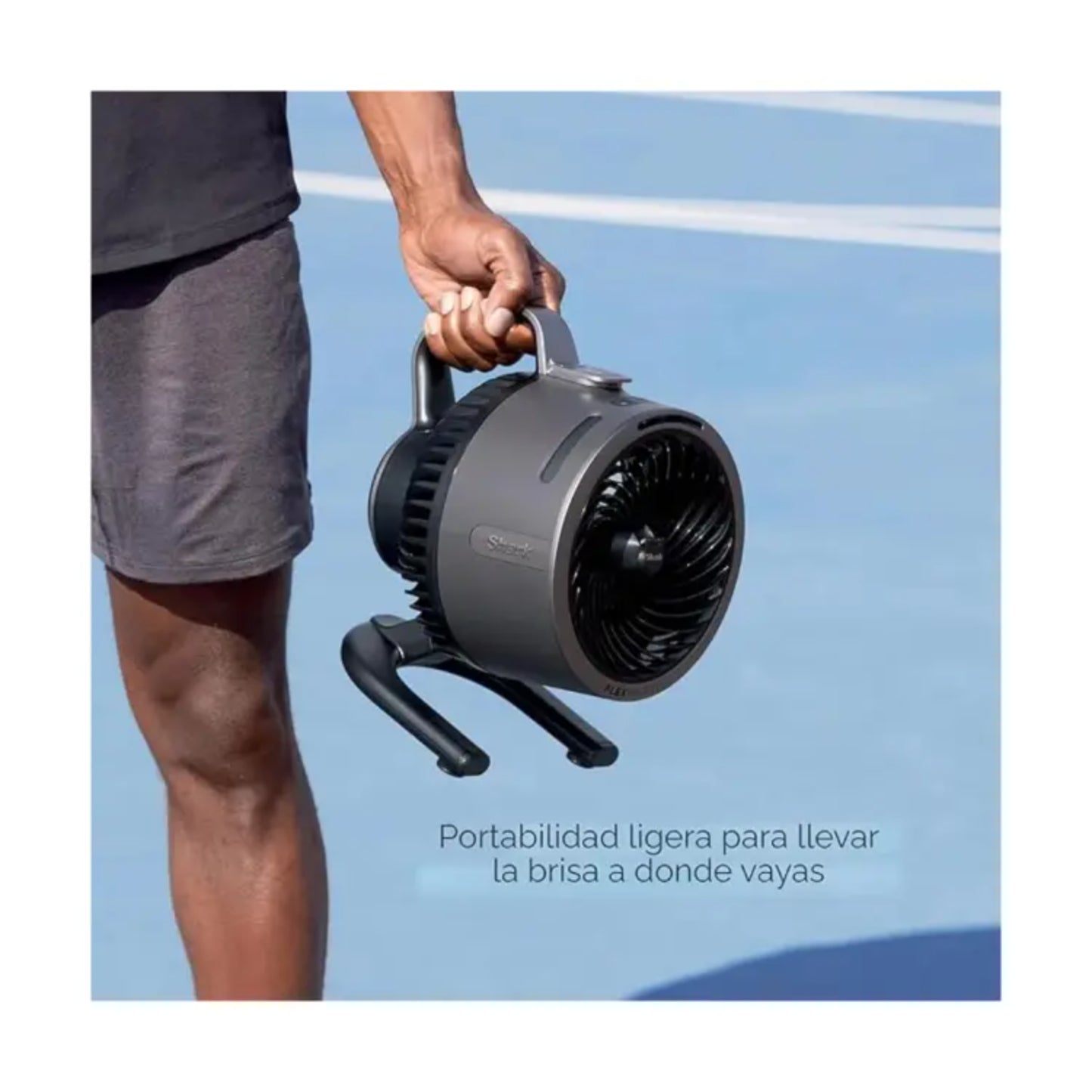 Ventilador gris portátil en mano, ideal para uso en exteriores